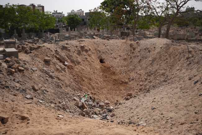 İsrail, Gazze'de mezarlıkları bile bombaladı